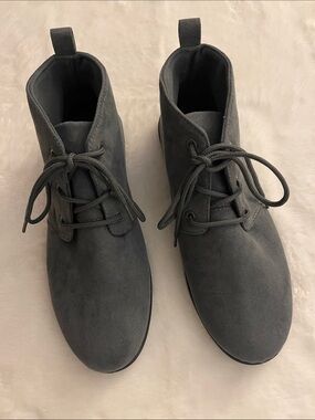Refresh Ladies gray faux Suede Lace-Up Chukka Boots  SZ 7 1/2